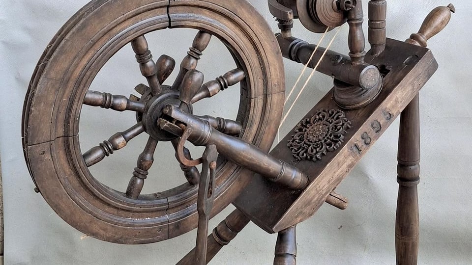 Wooden Spinning wheel - Stephanie Everett – BACK IN TIME ANTIQUE PROPS CHALLENGE
