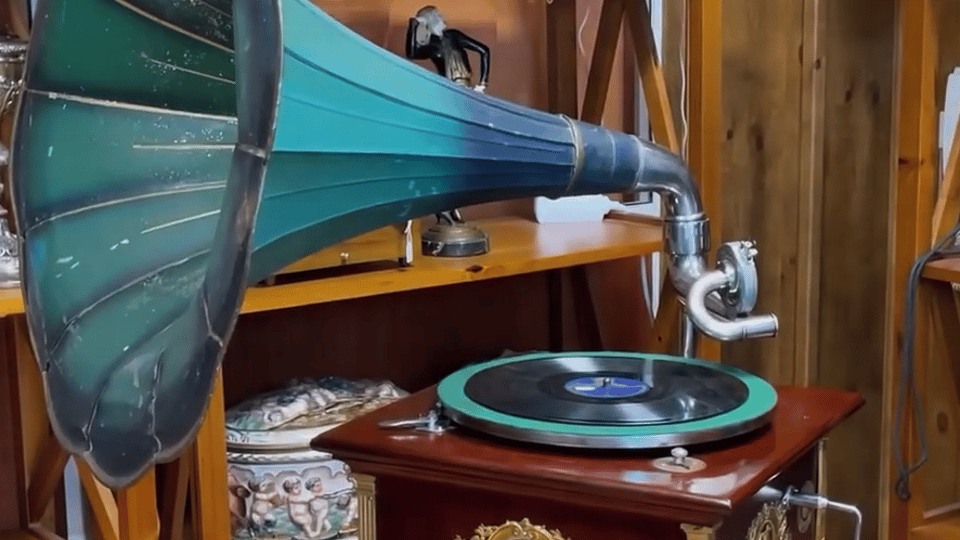 Antique Spanish Gramophone Serrano y Arpí. 1915 – BACK IN TIME ANTIQUE PROPS CHALLENGE